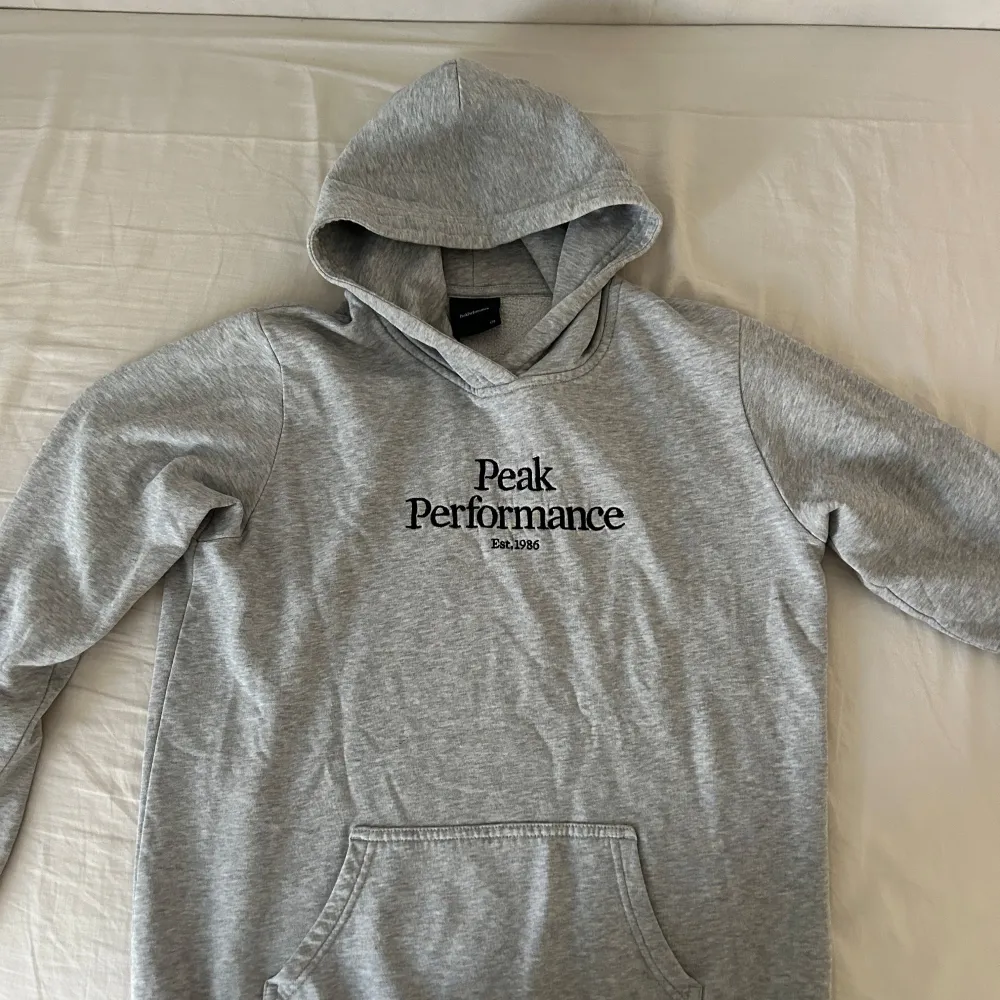 Säljer en snygg och bekväm grå hoodie från Peak Performance. Köptes för 1300 men säljs för 549. Cond: 9/10 . Tröjor & Koftor.