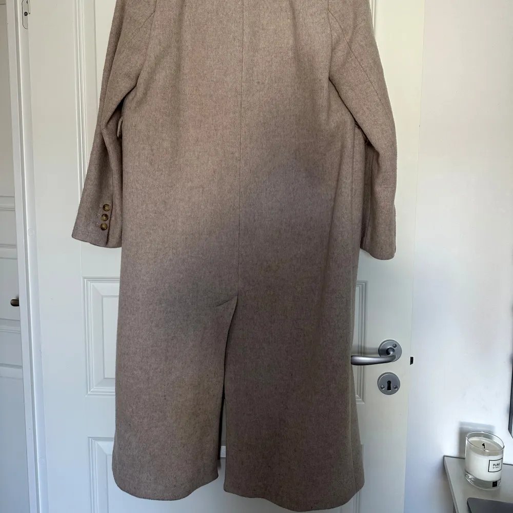 Kappa ifrån H&M i wool blend (premium selection) med slit i bak, säljer då den tyvärr är för liten för mig. Fattas en knapp på insidan (se bild) men tillkommer extra knappar man kan sy på själv om det önskas. Nypris ca 1300kr.. Jackor.