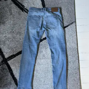 Säljer mina snygga Replay jeans i modellen Grover. Jeansen är i 8,5/10 i skick och passar dom som är ca 180 - 190 cm i längd . Modellen Grover är lite mer straight fit än anbass men väldigt lik 🤩🤩