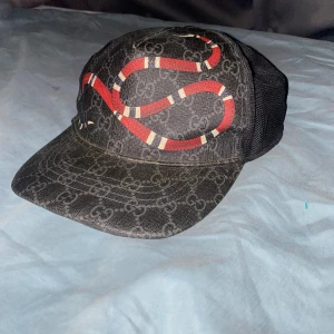 Gucci keps snake  - Väldigt fin och sällsynt Gucci keps Köpt för ca 3 år sedan