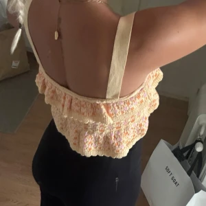 Söt topp - En söt topp från zara, otroligt fin färg och somrig. Storlek xs/s.✨