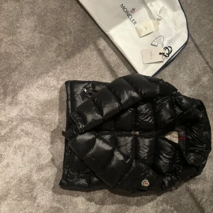 Moncler maya - Säljer nu min moncler maya eftersom jag vill testa nått nytt. Jackan är i nyskick och är köpt på plick förra året därav följde inget kvitto med men allt annat finns. Storleken är 2 vilket motsvarar s/m. Hojta till vid funderingar! pris kan diskuteras