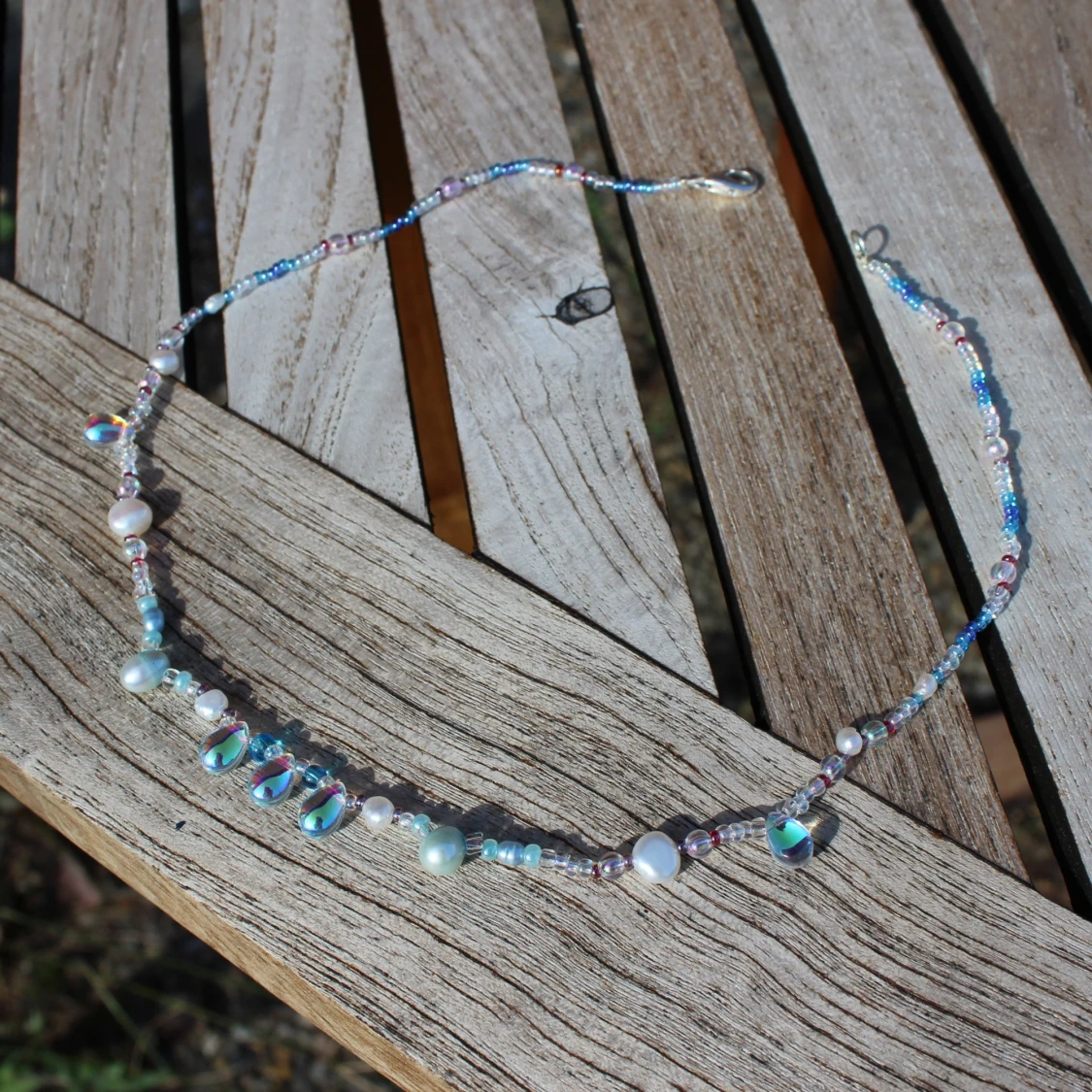 Färgglatt pärlhalsband med skimrande detaljer - 92
