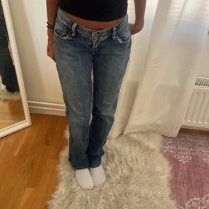 Levis low waist - Midja rakt över: 36cm Innerbenslängd: 77cm Jättebra skick men tyvärr är de försmå för mig!💓