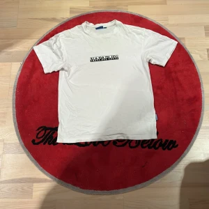 Napapijri T shirt - Napapijri t shirt i bra skick bara att skriva kring frågor om mått och liknande 
