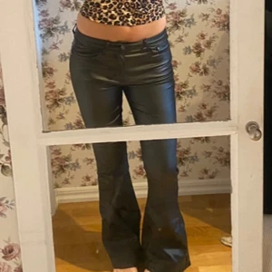 Skinnbyxor  - Skinnbyxor, aldrig använda men uppsydda i benen så dom passar mig som 166cm.
