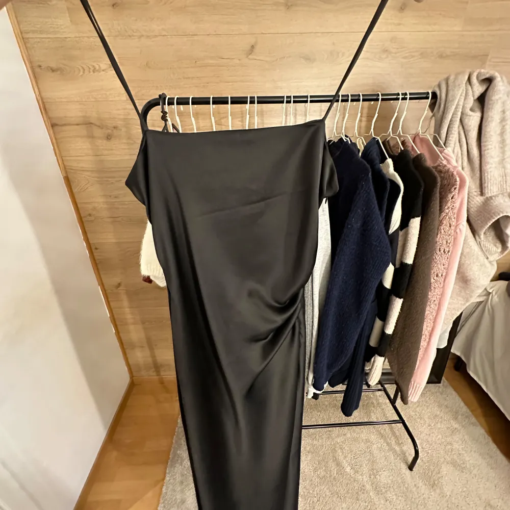 Endast använt klänningen 1 gång på min bal. Superfin svart långklänning i siden som på sidan är lite insydd som blir som volanger. Har även en slits. Storlek S och sitter perfekt på mig som är ca 164☺️☺️. Mekot.