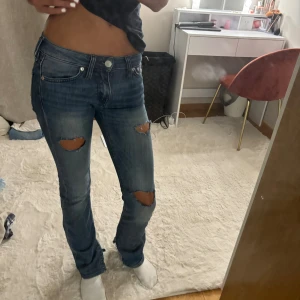 SJUKT !! Lågmidjade och snygga jeans!! - Jättelågmidjade raka/tajt bootcut jeans med slit i benen och hål!! Trendiga och så fina!🥹❤️ original pris 500kr de har inga defekter om man inte räknar med skit och hålen!