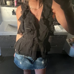 Volang blus - Blus med cool volang💖💖🔥lite osäker på märke då jag klippt av lappen! strl 40 men passar 38