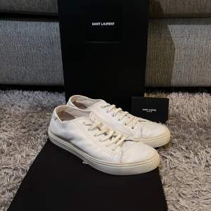 Feta Saint Laurent skor i storlek 40/41 skick 7/10. Både original box och dustbag följer med!