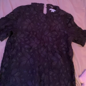 T-shirt  - Svart fin T-shirt med fina detaljer från H&M storlek xs men passar även s fint skick! 