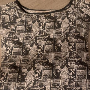 T-shirt  - Inte min stil längre så de därför ja säljer å aldrig använt den men otroligt fina detaljer på har den 