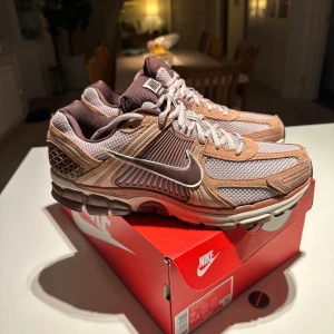 NikeZoom Vomero 5 TrainerTerra Blush / Earth / Sanddrift - Nike Zoom Vomero 5 Trainer Terra Blush / Earth / Sanddrift  Helt nya i kartongen. Limiterad färg. 