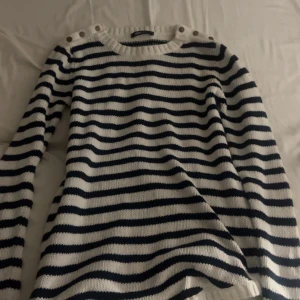 Randig tröja! - Fin randig stickad tröja från gina tricot knappt använd 