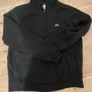 Lacoste zip hoodie - Perfekt skick nästan helt o använd. Storlek 164cm. Skriv om det är något