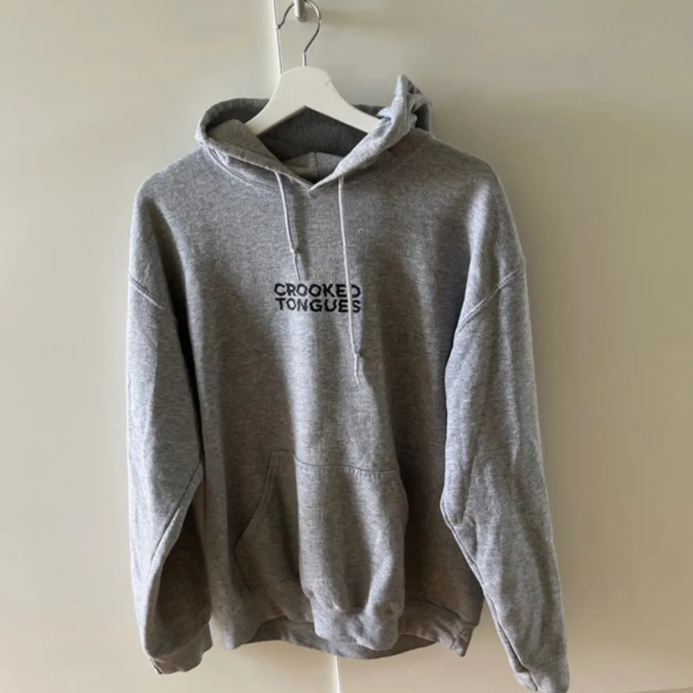 Super fin grå hoodie från ASOS märket Crooked Tounges i storlek S! Oversized i storleken 🌞. Hoodies.