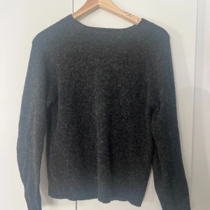 Grå stickad tröja🩶 - Stickad tröja med fina små detaljer perfekt nu till hösten!!