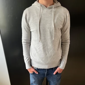 Marinull hoddie - Säljer denna  riktigt snygga marinulls hoodies till bra pris. Storleken är L men feltvättad och passar nu Xs och möjligtvis S. Inga slitningar alls och jättebra kvalitet || hör av er vid intresse eller andra funderingar (priset är diskuterbart)