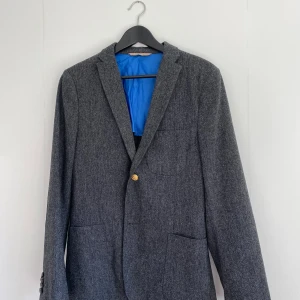 J.Lindeberg kavaj - J.lindeberg kavaj Färg: grå Skick: nyskick Storlek: 48(m)  Det blå är endast insida, synd ev vid användning  Original knapp kommer med