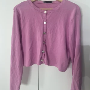 Rosa kofta🩷 - Rosa kofta med fina detaljer💞