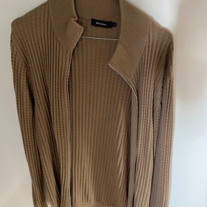 Full zip - Hej! Säljer min fullzip ifrån mantique som köptes för 1000 i butik med inga skador eller något liknande i storlek M!