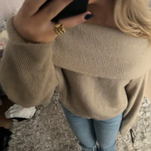 Off sholder stickad - Beige off sholuder stickad tröja perfekt till höst😍