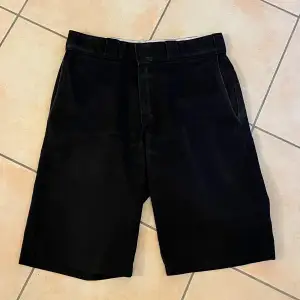 Riktigt feta svarta Dickies shorts. Avklippta 874 modell köpta från Carlings. De är uppsydda och passar dig dig mellan 170-180 skulle ja säga. Storlek 30 i midjan typ. Nypris typ 650 kr. Köp sker via ”köp nu” funktionen :) 