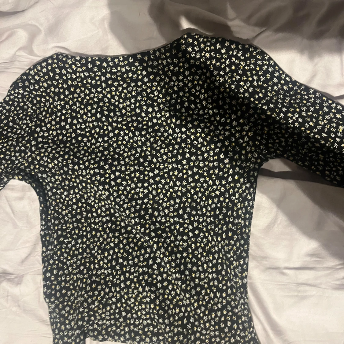 Blommig H&M topp med knappar  - 90