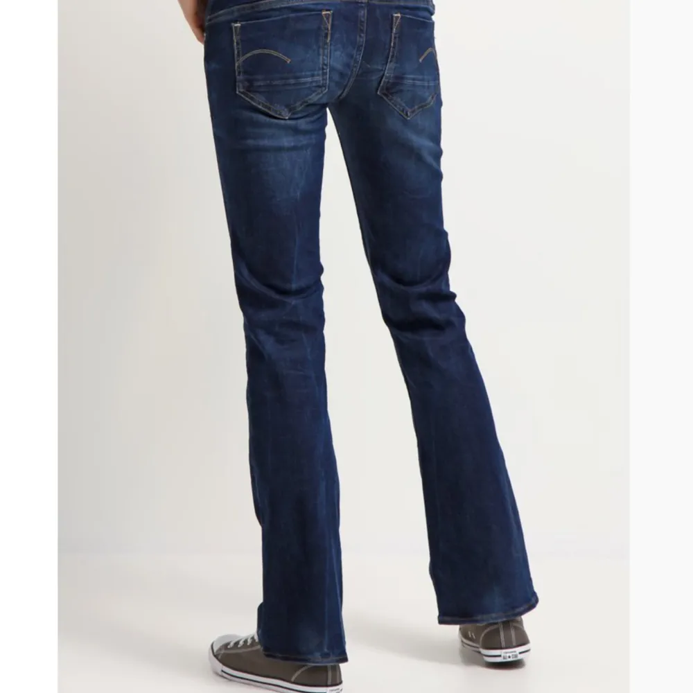 Så snygga jeans från G-star i storlek 26/30. Sparsamt använda och i nyskick! I modellen midge mid bootcut. Nypris 1445🤍. Jeans & Byxor.