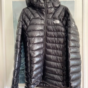 The North Face dunjacka - The North Face L3 Down Hoodie lättviktsdunjacka, L (dam). Köpt som förstärkningsplagg för skidåkning men jag väljer ändå andra. Bara använd två gånger trots grym jacka på alla sätt! Nypris ca 5000 kr, säljer för 2800 kr.
