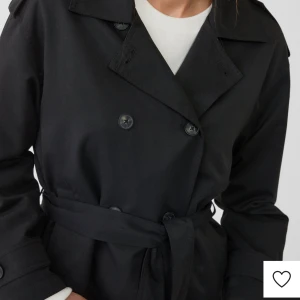 Trenchcoat  - Svart kort trenchcoat i storlek S från märket stradivarius. Knappt använd 