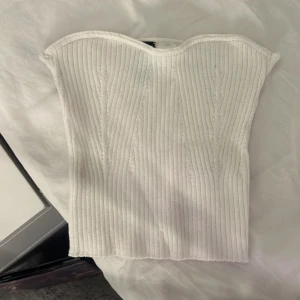 Vit croptop  - Väldigt kort croptop från hm i storlek xs men kan användas av personer som oftast har xxs också. Inga skador o nästan aldrig använd❤️