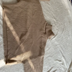 Tröja  - Jätte fin beiga tröja 