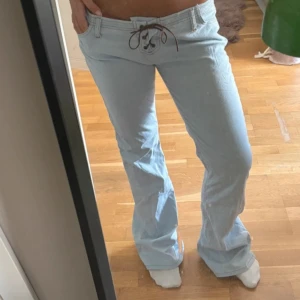 Snygga jeans - Så snygga och unika jeans med snörning. Första bilden är lånad. Storlek 36/38. Passar mig super som brukar ha storlek 36. Kom med prisförslag. Midjemått: 38 cm Innerbenslängd: 80 cm