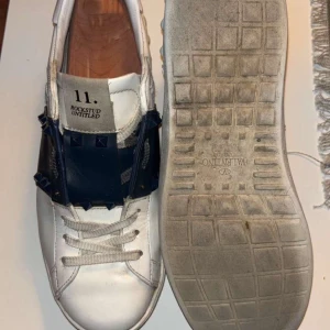 Valentino Opens - Navy Blue skor använt dom relativt mycket cond 6/10 har fräschat upp dom och rengjort dom mycket. Låda och dustbag medföljes priset är inte hugget i stenen. Fraktas samma dag som köp. Storlek 43 men är som 44. 