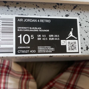 Air Jordan 4 Retro University Blue/Black - Säljer ett par Air Jordan 4 Retro University Blue/Black i storlek 44,5 som passar 44-45. Skorna är i gott skick och kommer i originalkartong.