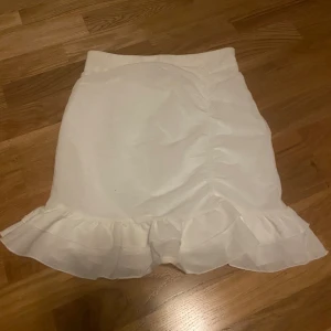Vit tyll kjol - Söt kjol i nyskick från bikbok💕