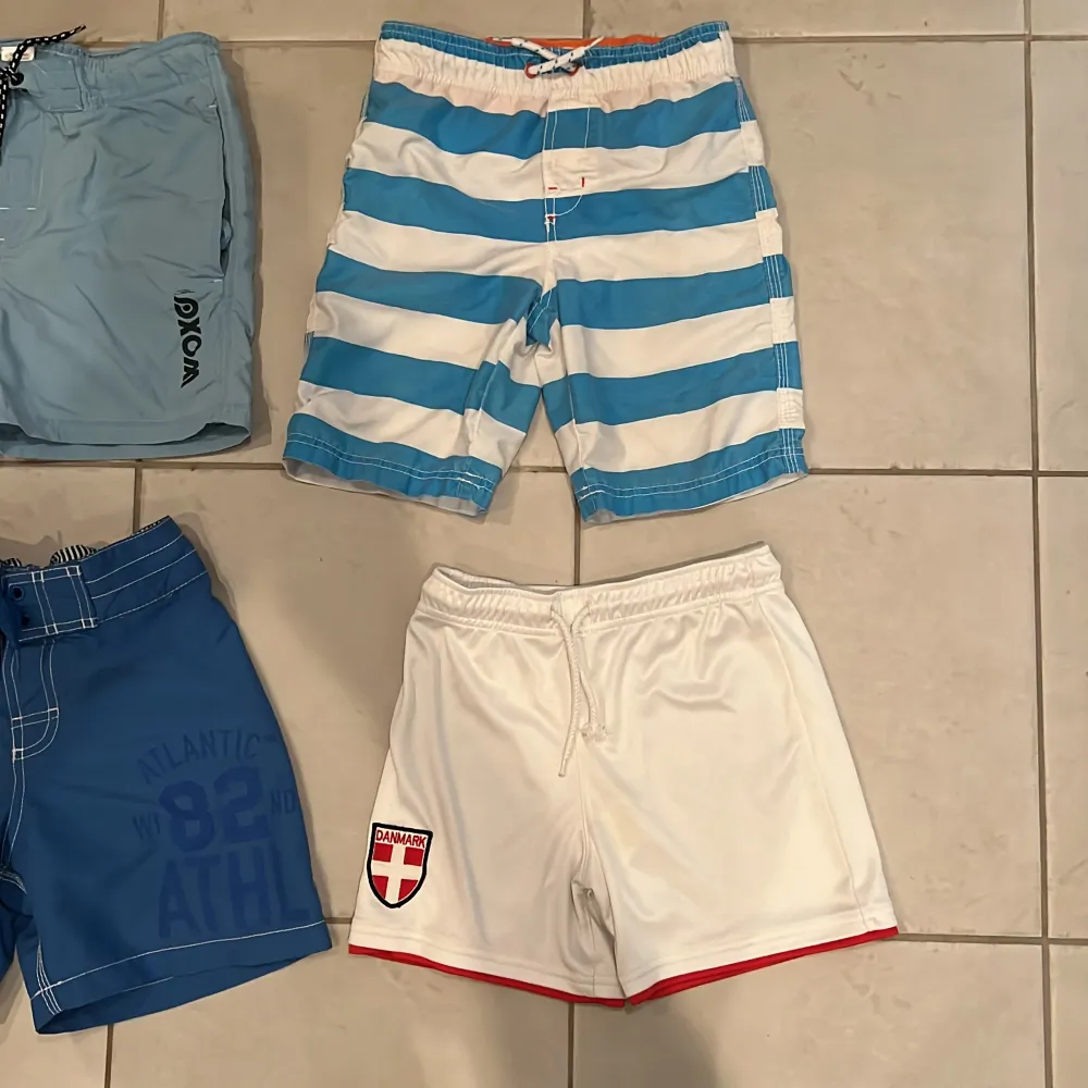 6 par shorts att använda till vardags eller badstranden. Alla utom fotbollsshortsen har innerbyxa. . Shorts.