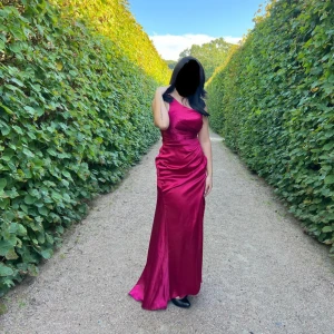 JJ’S house röd klänning - Fodral One-Shoulder Sweep släp Silkeslen satin Balklänning med Plisserad. Smal/Medium vinröd JJ’s House klänning med en öppning vid benen. Har haft på mig den Två gånger utan några problem! 