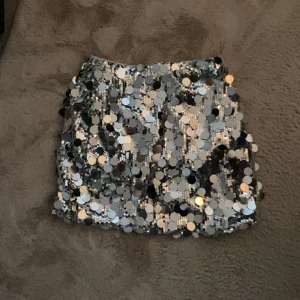 Kjol - Glittrig kjol, aldrig använd 