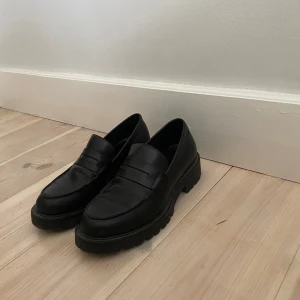 Loafers skinn Vagabond - Väldigt sparsamt använda, några få naturliga väck, TTS. Kraftig sula som går att använda även när det är halt ute!