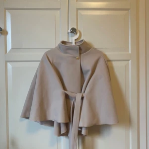 Poncho  - Poncho från missay. Helt ny med prislapp på. Perfekt jacka till hösten. 