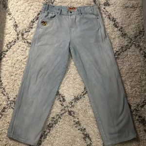 Butter jeans - Är i fin skick, storlek 34 med en loose fit passning. Nytt pris: 1300kr