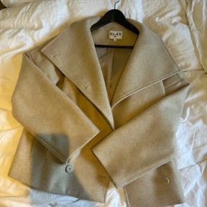 TRENDIG JACKA  - Säljer min populära jacka ifrån NA-KD då den ej kommer till användning, perfekt nu till hösten 