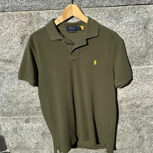 Polo Ralph lauren Piké  - säljer denna stilrena pikén från Polo Ralph Lauren. Den är i nyskick alltså bara testad. Nypris ca 1500kr. Bara att höra av er vid funderingar. Mvh Liam
