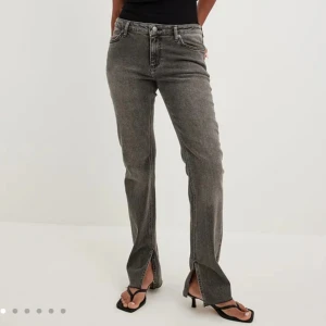 Low waist slit jeans  - Grå low waist jeans med slits från Nakd. Strl 34. Aldrig använda, nyskick! Helt slutsålda. Pris: 500kr❣️ skriv för funderingar/egna bilder/ prisförslag❣️❣️