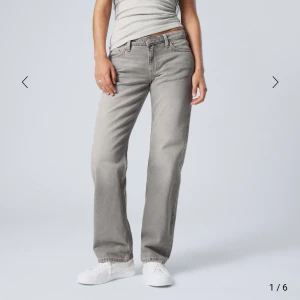 Weekday jeans - Säljer dessa superfina jeans från weekday i modellen arrow low, endast använda en gång💞köpta för 590kr💞