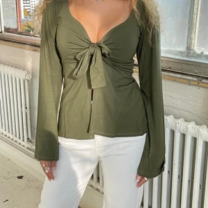 Grön blus från Design by si - Säljer min fina blus från design by si💕 Säljer pga att den inte kommer till användning längre!  Köpte för 399kr🩷