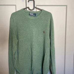 Polo Ralph Lauren tröja - Det är en stickad polo tröja i storlek M. Den har en liten defekt på lappen i bild 2. 
