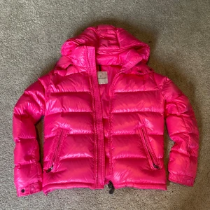 Moncler jacka - Tja, säljer en moncler maya helt ny storlek 0/XS. Dm för mer info 